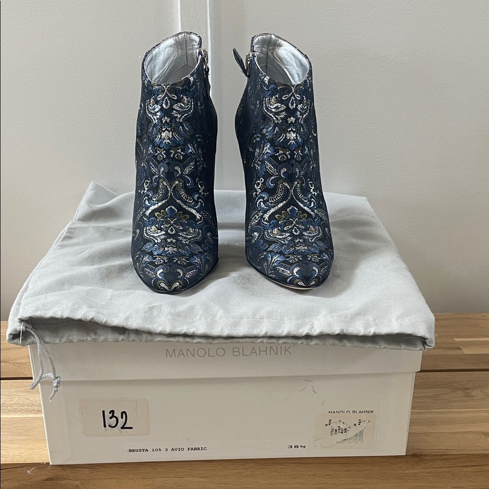 Manolo Blahnik Brusta 105 Navy Embroidered Ankle Booties Size 38.5 NWT